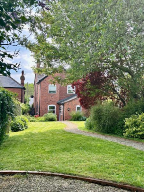 Lyndale House - Exclusive use, self catering, fpventures Stroud